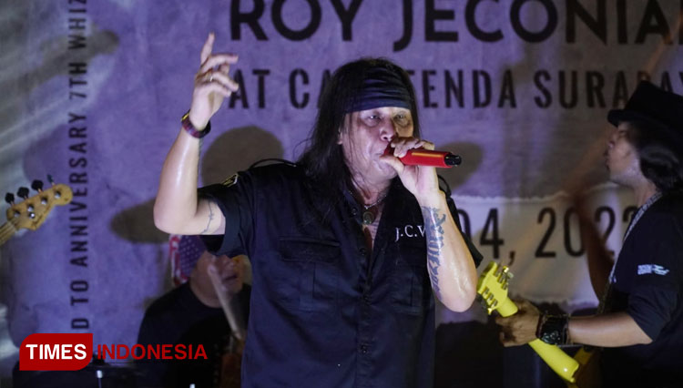 Roy Jeconiah tampil atraktif saat manggung dalam acara 7th Anniversary Whiz Hotel Darmo Harapan Surabaya, Sabtu (5/11/2022) malam.(Foto : Lely Yuana/TIMES Indonesia) 