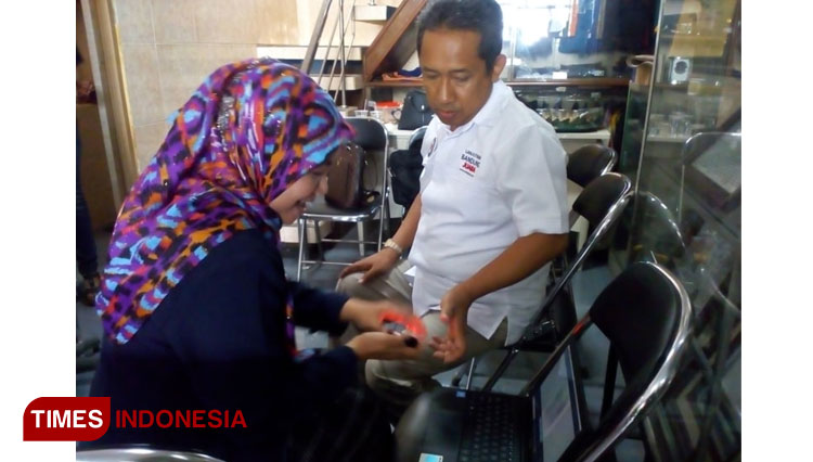Ratih Suryati,S.Psi sedang mengambil data sidik jari Yana Mulyana  (Foto: Djarot/TIMES Indonesia)  