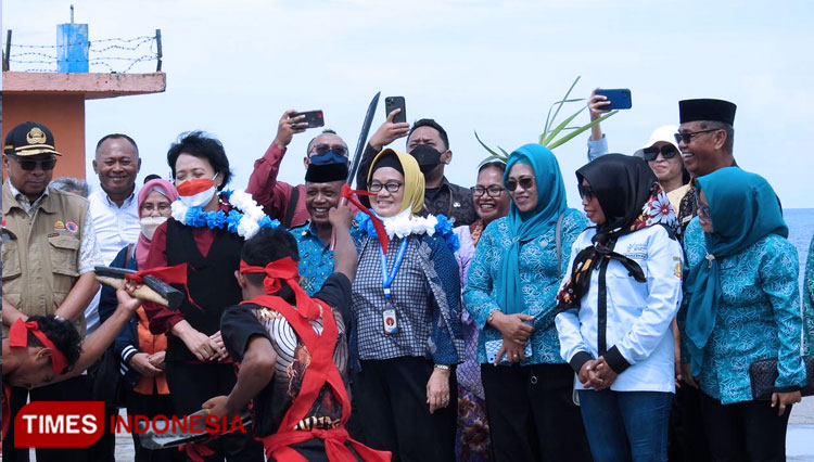 Tarian Cakalelel menyambut kedatangan perwakilan Kemndes PDTT, BKKBN dan Kemndagri. (Foto: Husen/ TIMES Indonesia)