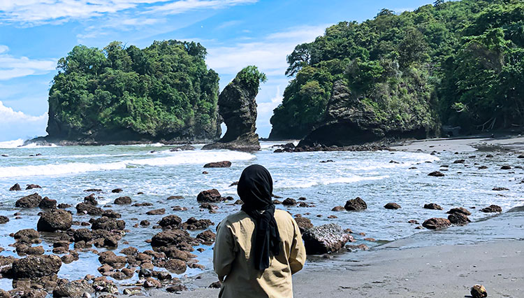 A visitor enjoying her time at Licin Beach Lebakharjo, Malang. (Photo: Defi Sasmita for TIMES Indonesia)