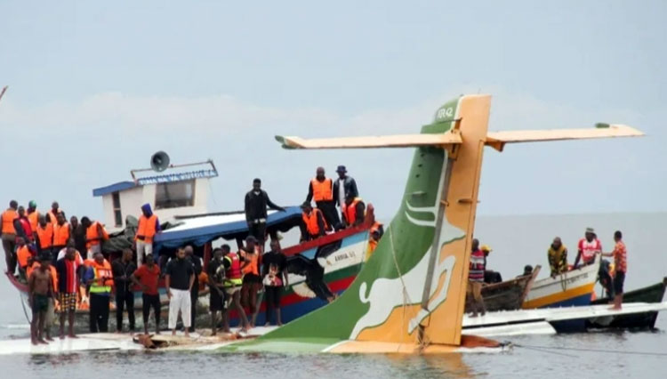 Sedikitnya 19 orang tewas setelah pesawat penumpang jatuh di danau saat mencoba mendarat di bandara di Afrika. (FOTO: The Sun/Reuters)
