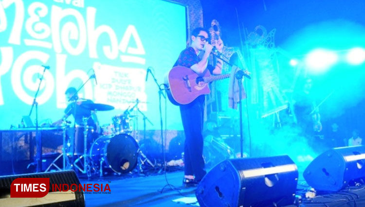 Budi Doremi saat tampil menghibur dalam Festival Medhayoh yang digelar pada 5-6 November 2022 di Bojonegoro. (Foto: Pupuk Kaltim for TIMES Indonesia)