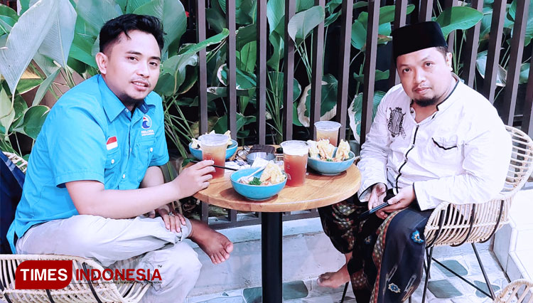 Dari kiri Wakil Ketua Umum Partai Gelora Kabupaten Pamekasan, Mohammad Saedy Romli bersama R. Mahfud AS, Sekretaris Partai Gelora.(FOTO: Akhmad Syafi'i/TIMES Indonesia)