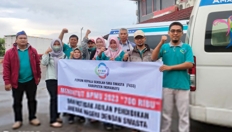 Peserta aksi demo dari Indramayu berangkat menuju gedung sate Bandung. (Foto: dok Amri Amrullah)