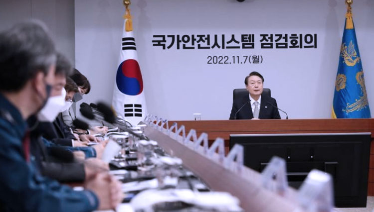 Presiden Korea Selatan Yoon Suk-yeol saat memimpin pertemuan pemerintah-sipil tentang peraturan keselamatan nasional di kantor kepresidenan di Seoul, Senin (7/11/2022). (FOTO: The Korea Times/ Yonhap)