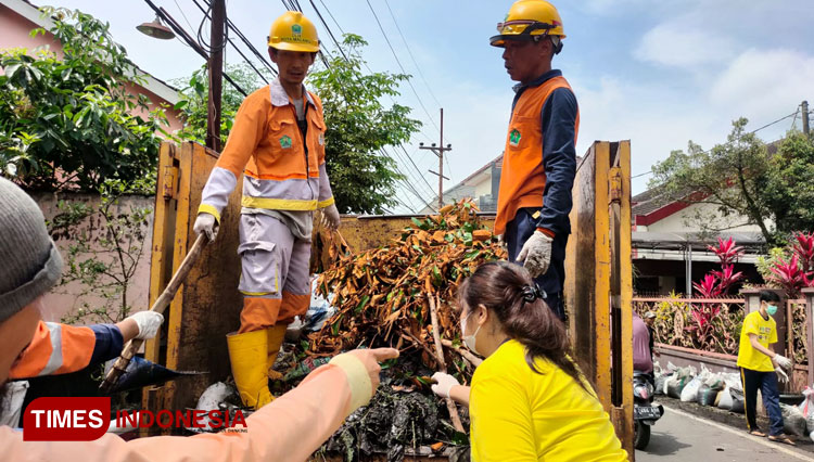 Mahasiswa Dan Relawan Kerja Bakti Resik Resik Sampah Sungai Kota Malang ...