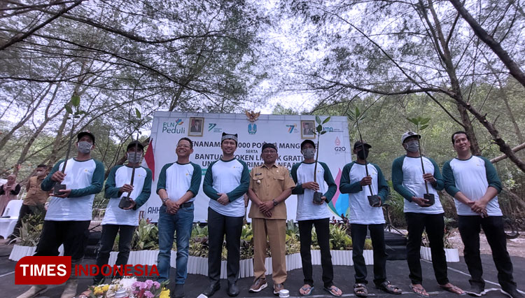 Tekan Emisi Karbon, PLN Tanam 5000 Mangrove di Banyuwangi