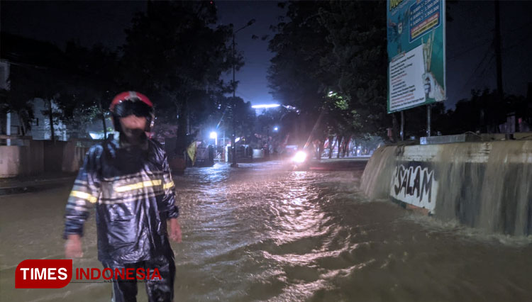 Banjir yang menerjang wilayah kota di Pacitan akhir-akhir ini. (FOTO: Yusuf Arifai/TIMES Indonesia)