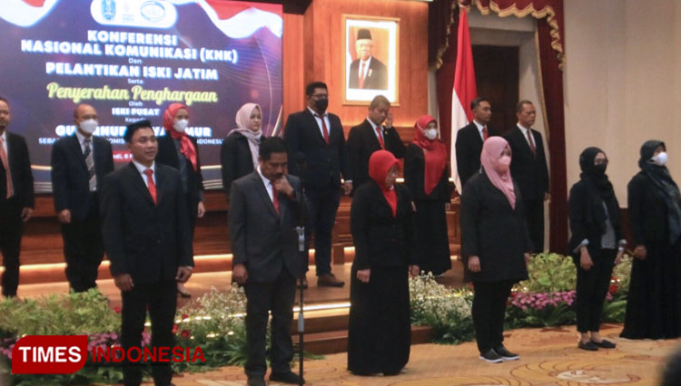 Gubernur Khofifah Terima Penghargaan Inisiator Komunikasi Digital Pertama di Indonesia