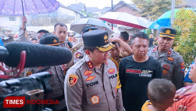 Kapolda Jatim Antar Langsung Bantuan Untuk Warga Terdampak Banjir ...