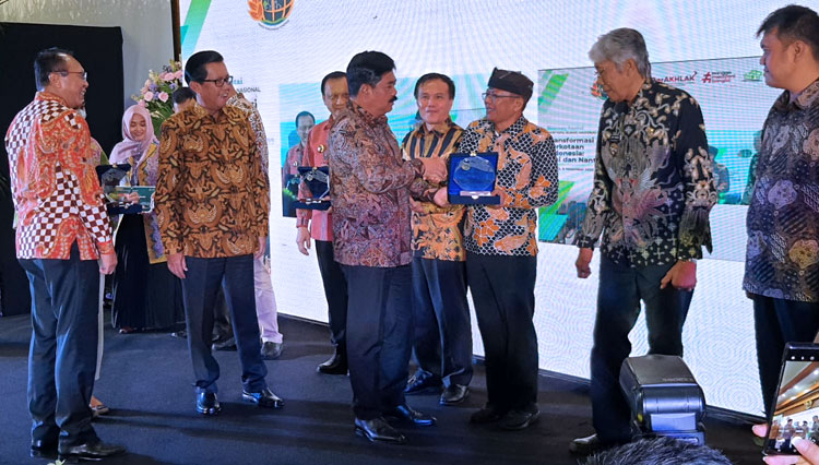 Komitmen Peduli Lingkungan, Banyuwangi Raih RTH Award dari Kementerian ATR/ BPN