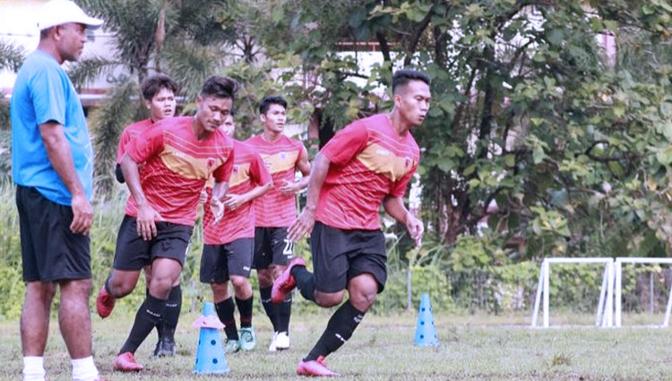 Pemain-Lombok-FC-saat-menjalani-latihan-rutin.jpg