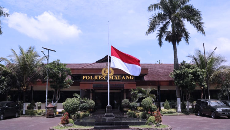 Jelang 40 Hari Tragedi Kanjuruhan, Polres Malang Kibarkan Bendera ...