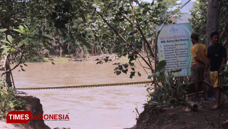 Bibir sungai Brantas yang diberi pembatas (FOTO: Yobby/TIMES Indonesia) 