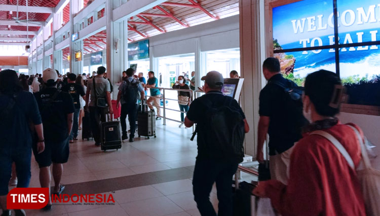 Suasana Bandara Ngurah Rai Bali mulai dipadati penumpang pesawat domestik maupun mancanegara. (Foto: Naufal Ardiansyah/TIMES Indonesia)