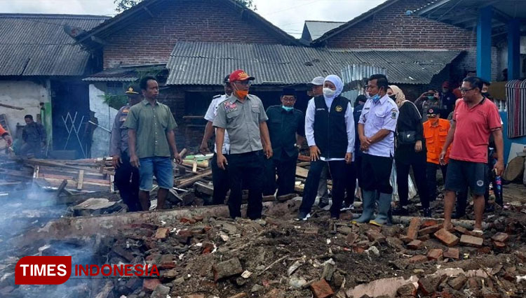 Gubernur Jatim, Khofifah Indar Parawansa, meninjau lokasi banjir bandang di Kecamatan Kalibaru, Banyuwangi. (foto: Ahmad Sahroni/TIMES Indonesia)
