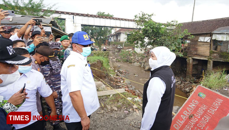 Kunjungi Warga Terdampak Banjir Bandang Kalibaru Banyuwangi Gubernur Khofifah Berikan Bantuan 9755