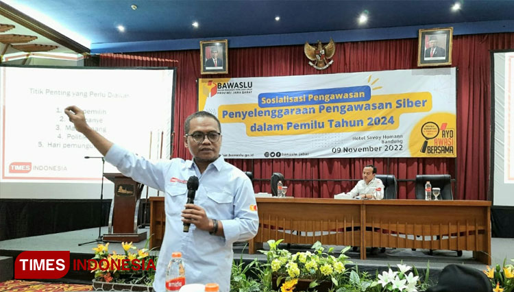 Direktur TIMES Indonesia Bambang H. Irwanto saat menjadi pembicara dengan materi Jurnalisme Positif dan Pemilu Berkualitas yang digelar Bawaslu Jabar di Bandung. (Foto: Andi/TIMES Indonesia)