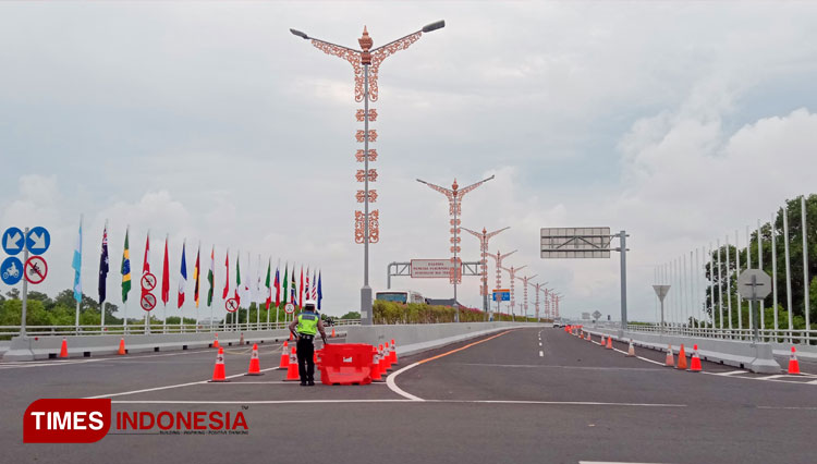 Sebanyak 20 bendera anggota G20 berkibar di pintu tol Bali-Mandara jelang KTT G20. (Foto: Naufal Ardiansyah/TIMES Indonesia)