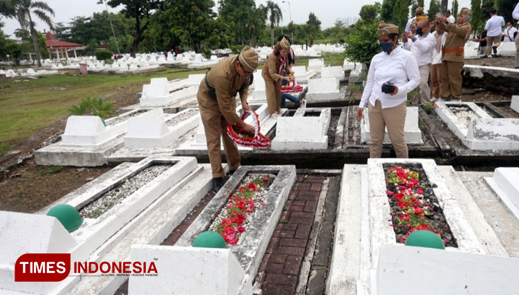 Peringati Hari Pahlawan, IFG dan LVRI Gelar Upacara di TMP 10 Nopember