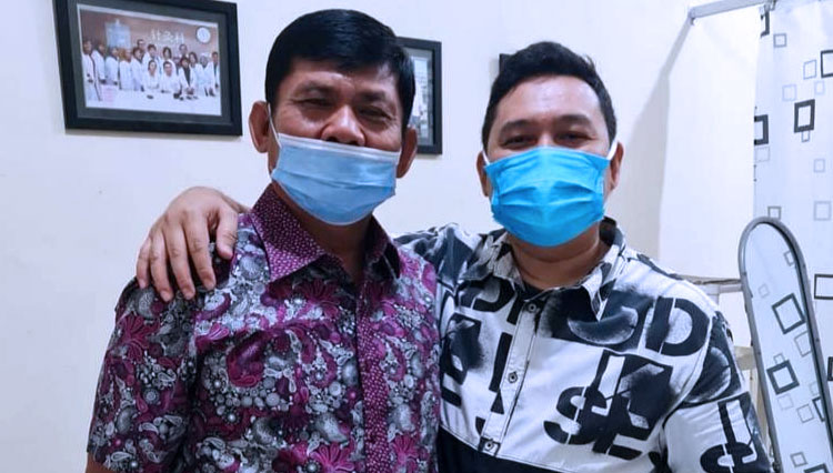 Kiki Hendrawan bersama pasien.(foto: Dok.Pribadi) 