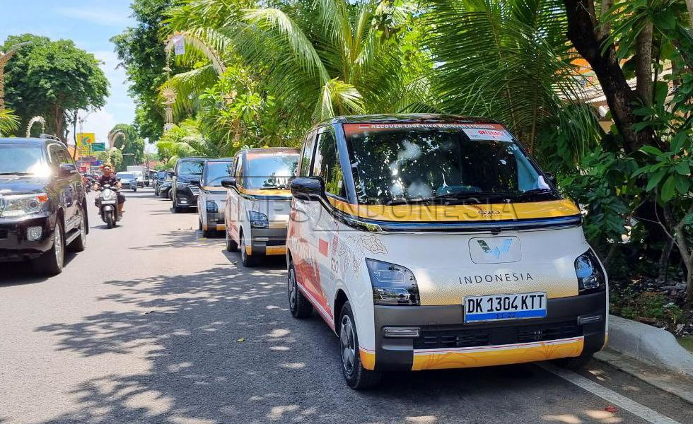 Mobil listrik Wuling Air ev kendaraan listrik operasional G20 berjejer rapi di hotel Bali. (Foto: Naufal Ardiansyah/TIMES Indonesia)