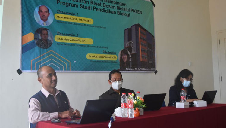 Pemateri Mohammad Isrok dan Dr. Agus Zainuddin dari Sentra KI Universitas Muhammadiyah Malang didampingi moderator. (Foto: Humas UNIPMA for TIMES Indonesia)