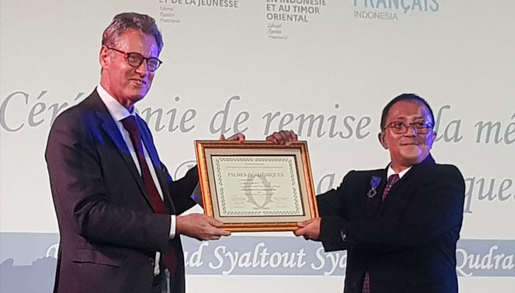 Penyerahan gelar kehormatan Palmes Académiques kepada Mahmud Syaltout, di kantor Institut Francais Indonesia di Jakarta Pusat, Rabu (9/11/2022).
