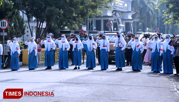 Kompak, Pengguna Jalan Di Jombang Berhenti Sejenak Saat Momen ...