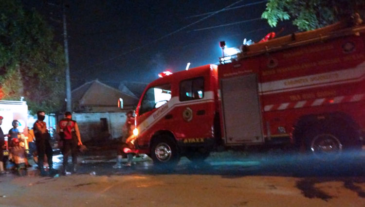 Unit pemadam kebakaran pada saat melakukan upaya pemadaman warung sambel Wader di Trowulan, Kabupaten Mojokerto, Rabu (9/11/2022) (Dok. BPBD Kabupaten Mojokerto for TIMES Indonesia)