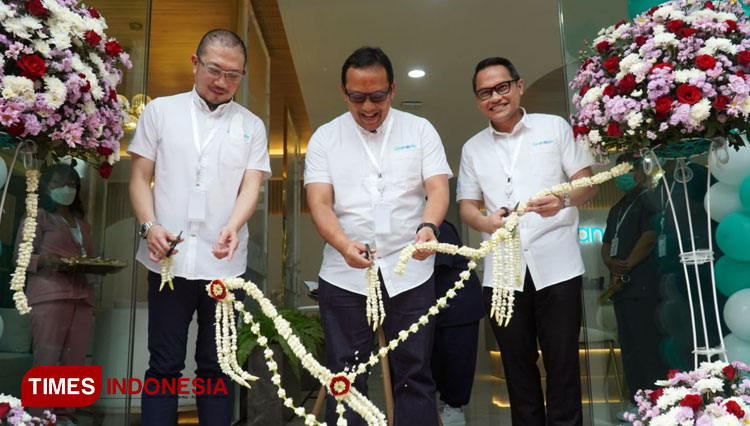 Presiden Direktur Granostic Center Adj Prof Hananiel Prakasya Wijaya, Komisaris dr. Agus Chairul Anab, ldan Direktur Arditya Wirawan saat peresmian gedung baru Granostic Center Dharma Husada Surabaya, Jumat (11/11/2022).(Foto : Lely/TIMES Indonesia)