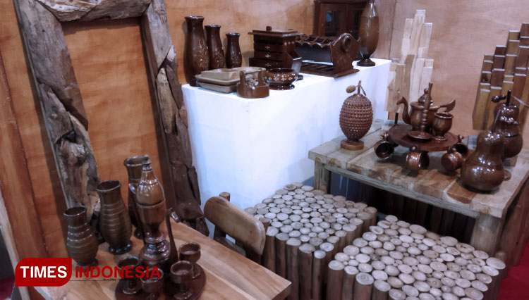 Kerajinan-Kayu-Jati-Asal-Ngawi-3.jpg