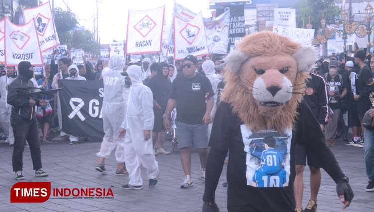 Maskot Singa Aremania saat berjalan di barisan paling depan dalam Aksi Malang Menghitam, Kamis (10/11/2022) kemarin siang. (Foto: Adhitya Hendra/TIMES Indonesia)