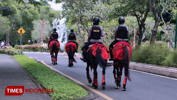 Patroli polisi berkuda di Nusa Dua Bali saat KTT G20. (FOTO: Naufal Ardiansyah/TIMES Indonesia)