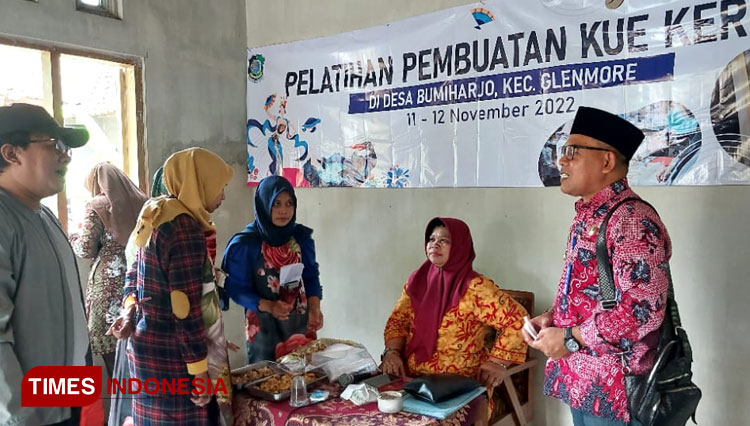 Pelatihan keterampilan membuat kue kering yang dilaksanakan Diskop UMP Banyuwangi di Desa Bumiharjo, Kecamatan Glenmore. (Foto: Ahmad Sahroni/TIMES Indonesia)