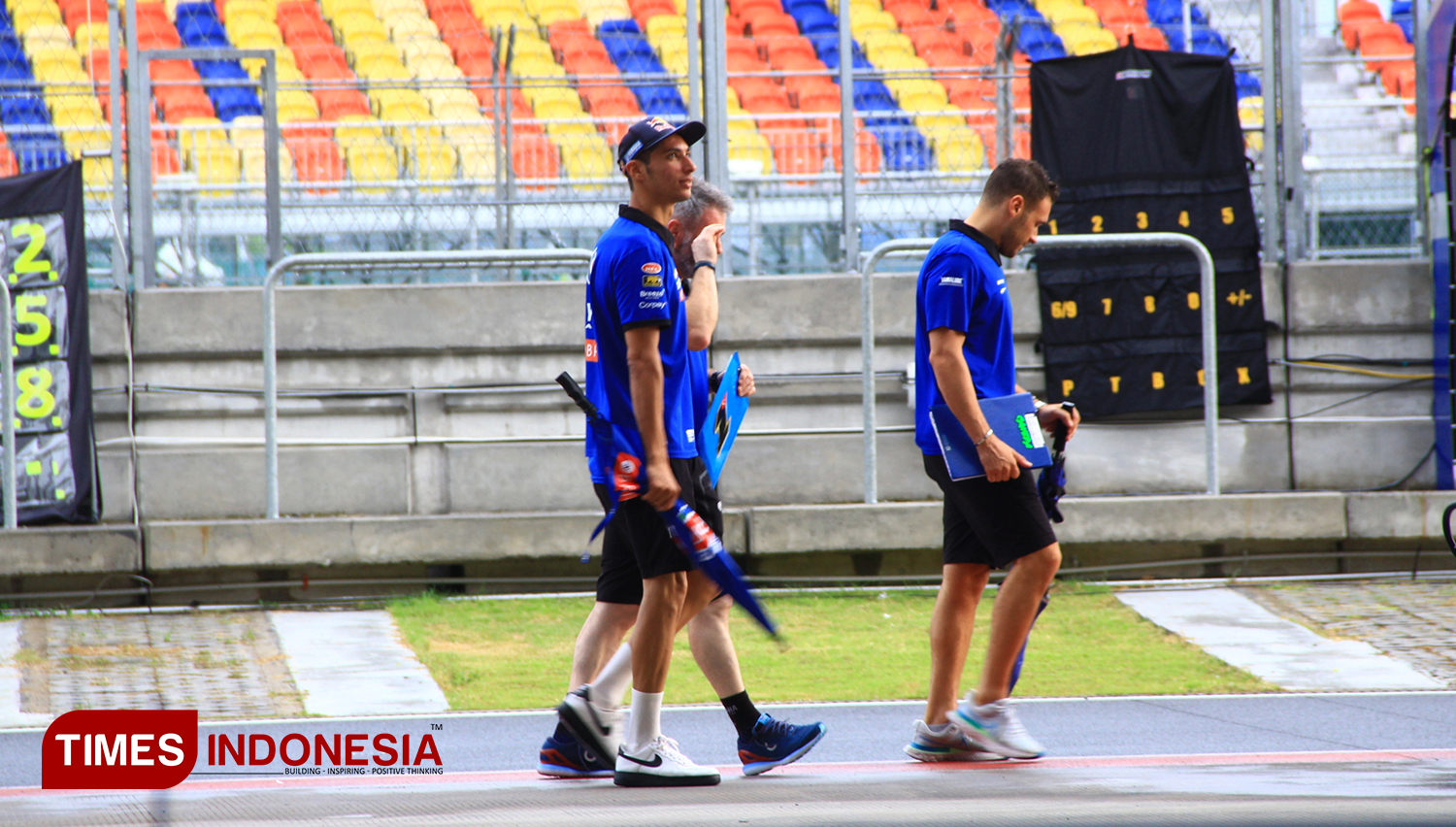 Pembalap Pata Yamaha Brixx, Toprak Razgatlioglu usai melakukan walking track jelang WSBK 2022 di Sirkuit Mandalika, Lombok Tengah, Kamis (10/11/2022). (Foto: Tria Adha/TIMES Indonesia).