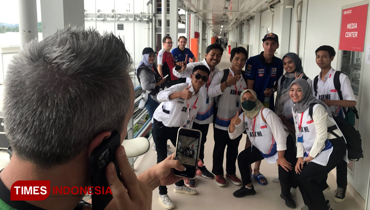 Volunter WSBK Mandalika 2022 saat berfoto bersama dengan juara dunia Toprak Razgatlioglu. (Foto: Tria Adha/TIMES Indonesia)