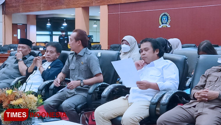 Wakil Ketua DPRD Bontang Agus Haris (baju putih). (Foto: Kusnadi/TIMES Indonesia)