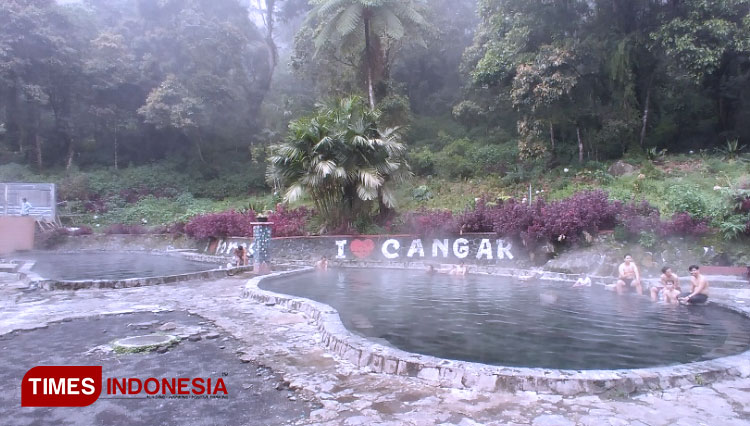 The visitors dipping their body at Cangar hot spring water, Batu. (PHOTO: Muhammad Dhani Rahman/TIMES Indonesia)