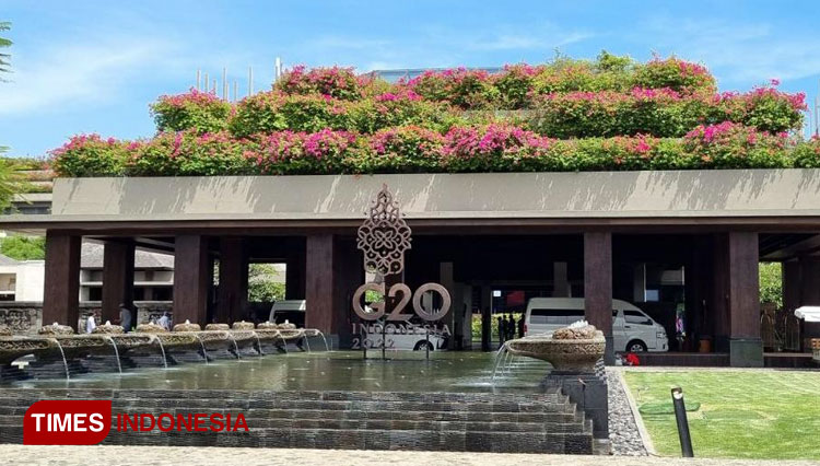 The G20 Indonesia 2022 logo surrounded by the flags of the G20 member countries stands proudly on the main page of The Apurva Kempinski Bali Hotel.  (Photo: Naufal Ardiansyah/TIMES Indonesia)