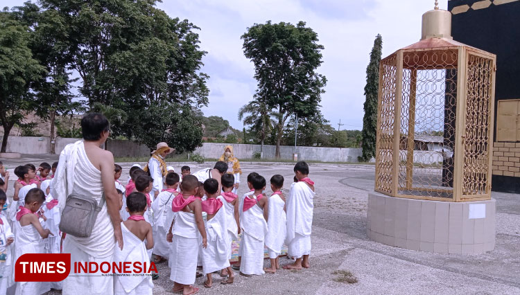 Manasik haji diikuti peserta didik TK Anak Sholeh Kota Probolinggo, untuk mengenal rukun Islam kelima. (FOTO: Sri Hartini/TIMES Indonesia)