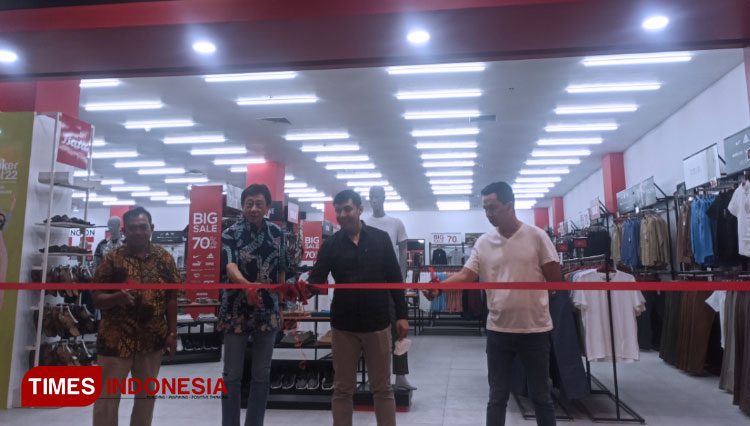 Grand opening Sale Zone di Mall BG Junction Surabaya, Jumat (11/11/2022). (Foto: Lely Yuana/TIMES Indonesia)