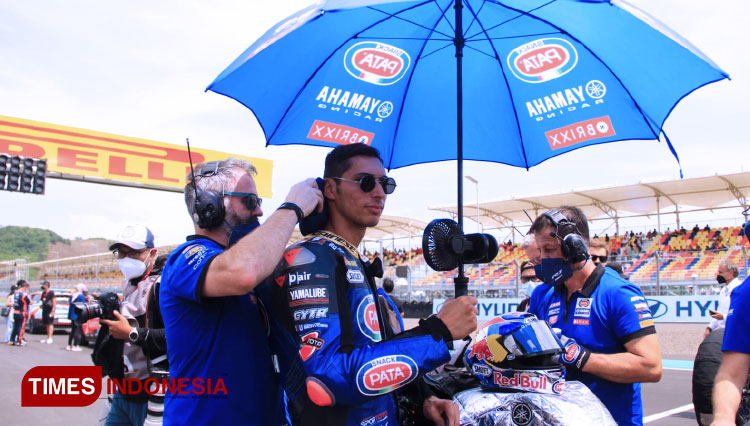 Pembalap Pata Yamaha Brixx, Toprak Razgatlioglu di race 1 WSBK Mandalika 2022. Sabtu (12/11/2022). (Foto: Tria Adha/TIMES Indonesia)