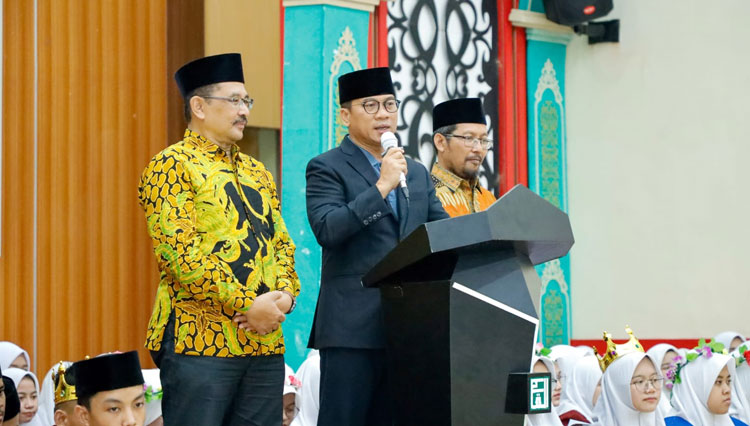 Wakil Ketua MPR RI Yandri Susanto  saat menyampaikan motivasi kepada siswa Madrasah Aliyah Negeri (MAN) 2 Kota Malang, Jumat (11/11/2022). (Foto: dok TIN)