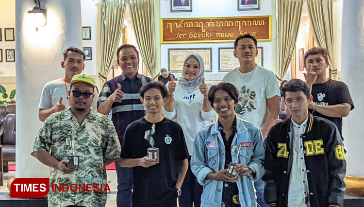 Peraih nominasi film terbaik saat foto bersama Hanung Bramantyo dan Wakil Wali Kota Madiun, Inda Raya Ayu Miko Saputri. (Foto: Aditya Candra/TIMES Indonesia)