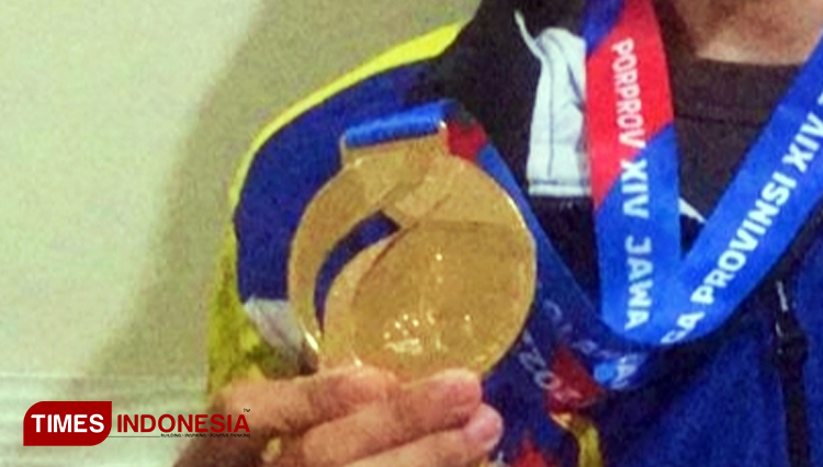Medali emas dipegang oleh pesepeda Agung Ali Syahbana Kontingen ISSI Kota Tasikmalaya, beberapa hari yang lalu. (FOTO: ISSI Kota Tasikmalaya/TIMES Indonesia)