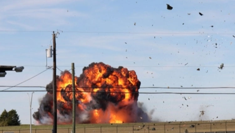 Bola api tercipta saat dua pesawat terhempas ke tanah setelah  bertabrakan di udara dalam Dallas Airshow. (FOTO: The Sun/AP)