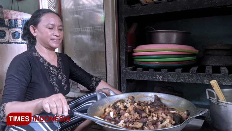 Tengkleng-Legendaris-Bu-Larsih-2.jpg
