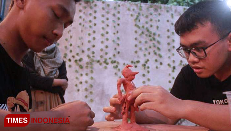Pelajar kota Kediri saat mengikuti workshop pembuatan patung. (Foto: Yobby/TIMES Indonesia) Foto B : Pengunjung saat membaca puisi dari seniman Kota Kediri. (Foto: Yobby/TIMES Indonesia) Foto C : pelajar kota Kediri saat mengikuti workshop p