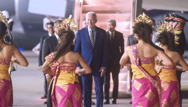 Presiden AS Joe Biden tiba di Bali Minggu (13/11/2022) malam. Biden datang untuk menghadiri puncak KTT G20 Indonesia. (Foto: BPMI/Setpres)